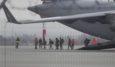 Efectivos de la 82da División Aerotransportada del Ejército de Estados Unidos descargan vehículos de un avión tras arribar el domingo 6 de febrero de 2022 al aeropuerto Rzeszow-Jasionka, en el sureste de Polonia. (AP Foto/Czarek Sokolowski)