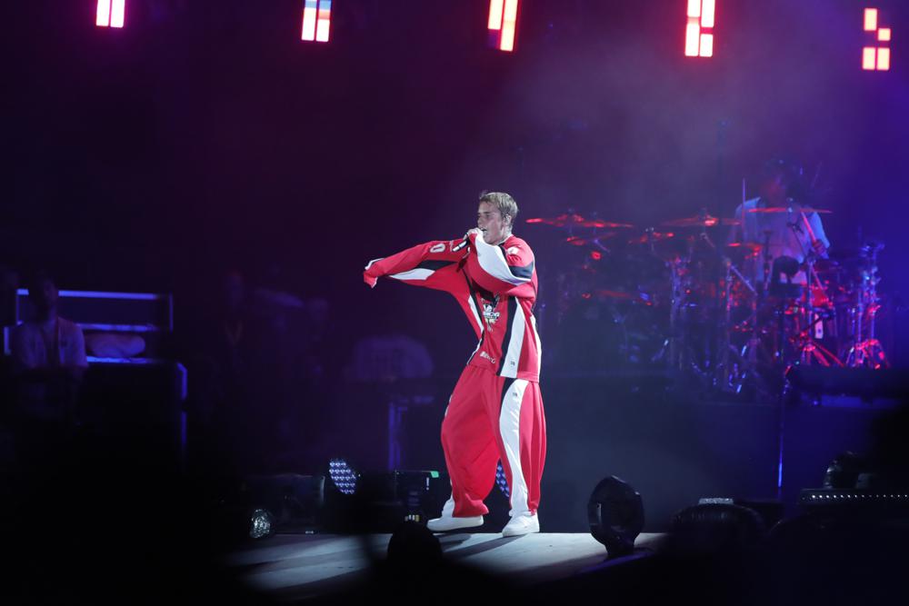 Ylli kanadez i popit Justin Bieber performon në një koncert që shënon fundin e Formula 1, në Jiddah, Arabia Saudite, të dielën, 5 dhjetor 2021. (AP Photo/Amr Nabil)