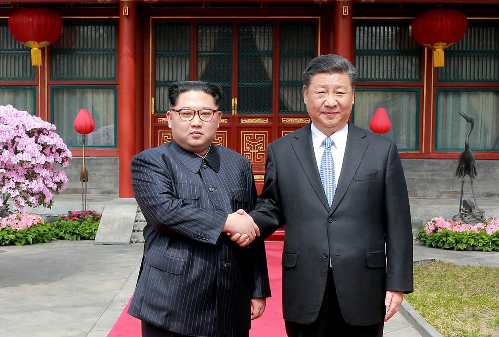 ARCHIVO - El líder norcoreano Kim Jong Un, a la izquierda, le da la mano a su homólogo chino Xi Jinping en la Pensión Estatal Diaoyutai en Beijing el 27 de marzo de 2018. El contenido de esta imagen es el proporcionado y no puede ser verificado de forma independiente.  Desde que asumió el poder hace 10 años, el líder norcoreano, Kim Jong Un, ha gobernado el aislado país con poder absoluto, ha ampliado significativamente su arsenal nuclear y se ha convertido en el primer gobernante norcoreano en celebrar una cumbre con un presidente estadounidense en funciones.  Pero ahora, se está agachando y luchando por revivir una economía en ruinas golpeada duramente por los cierres fronterizos relacionados con la pandemia, las sanciones endurecidas de la ONU y la mala gestión.  (Agencia Central de Noticias de Corea / Servicio de Noticias de Corea a través de AP, archivo)
