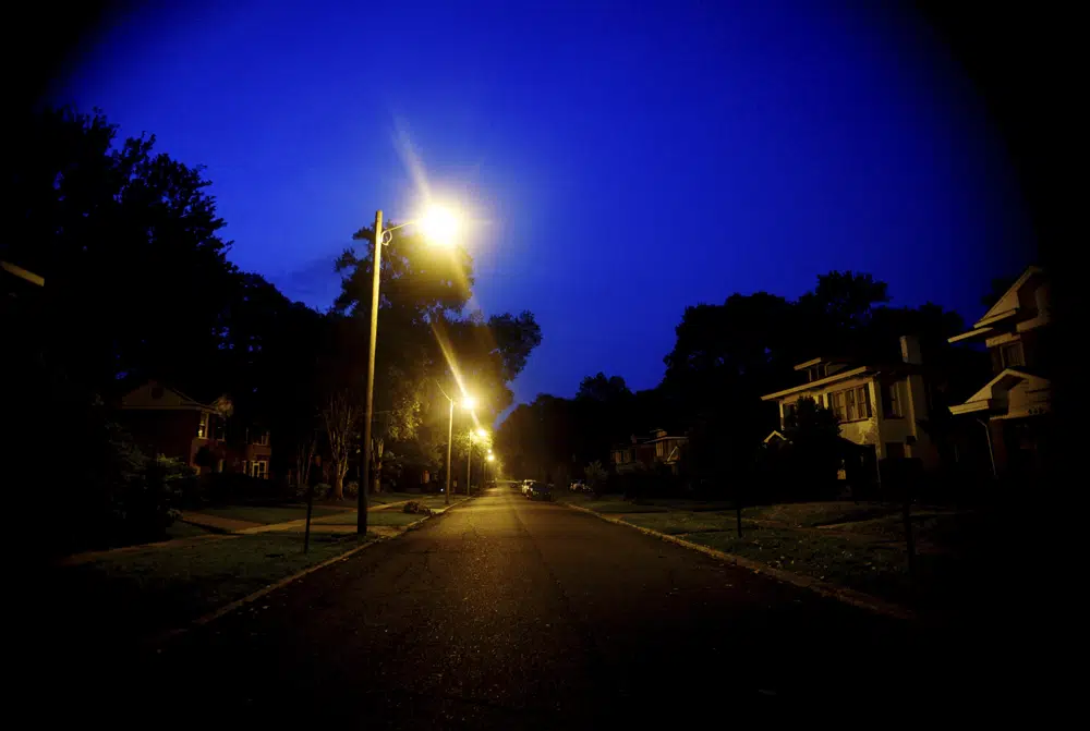 Forrest Avenue, en el vecindario South Highland, está oscuro excepto por las farolas en la madrugada del sábado 17 de junio de 2023, luego de una tormenta, en Shreveport, Luisiana. (Henrietta Wildsmith/The Shreveport Times vía AP)