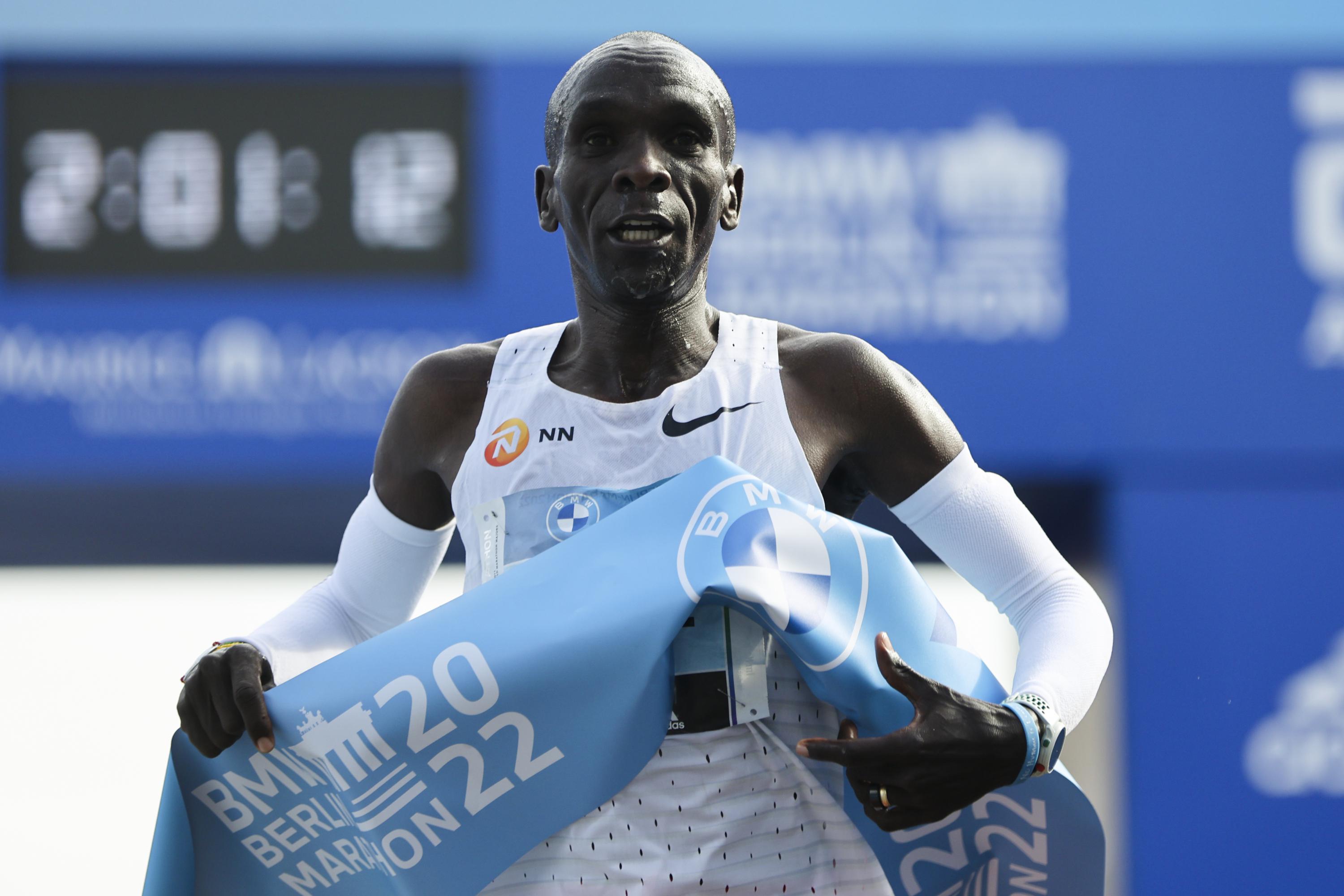 Marathon recordholder Eliud Kipchoge to run in Boston AP News