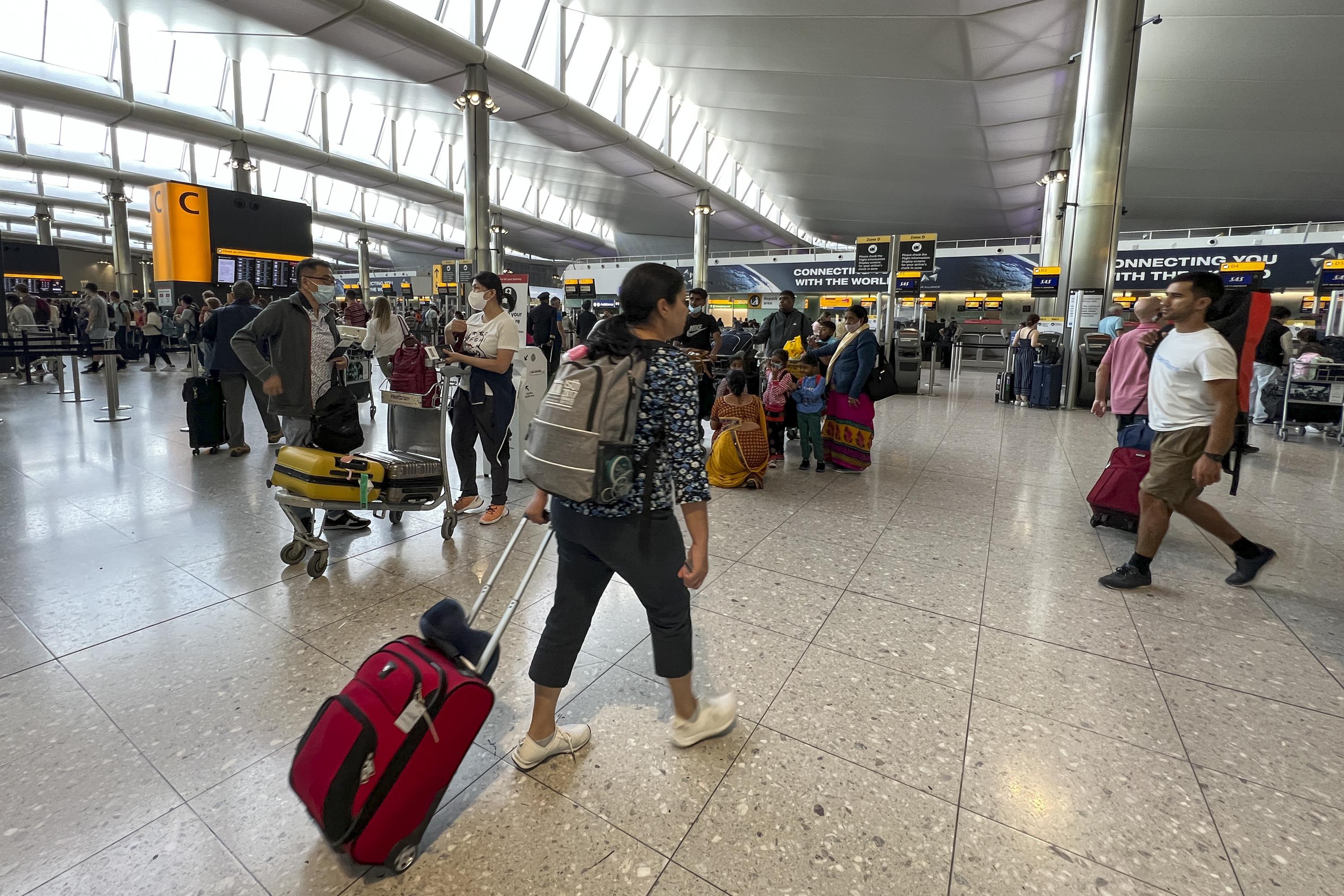 Ver a través de Pinchazo árbitro Aeropuerto Heathrow aumenta su límite de pasajeros | AP News