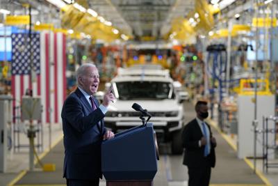 El presidente Joe Biden habla durante una visita a la planta de ensamblaje de vehículos eléctricos ZERO de General Motors Factory el 17 de noviembre de 2021 en Detroit. (Foto AP/Evan Vucci, archivo)