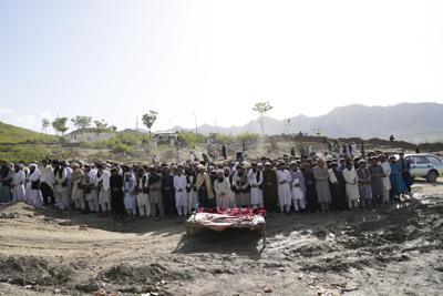 Afganos rezan por los familiares muertos en un sismo antes de su entierro, en la aldea de Gayan, en la provincia de Paktiká, Afganistán, el 23 de junio de 2022. (AP Foto/Ebrahim Nooroozi)