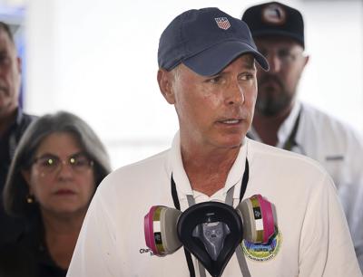 ARCHIVO - En esta fotografía de archivo del domingo 11 de julio de 2021, Charles Burkett, alcalde de la ciudad de Surfside, da una conferencia de prensa frente al centro de operaciones del condado en Surfside, Florida. (Carl Juste/Miami Herald vía AP, archivo)