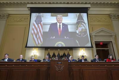 Un video del entonces presidente Donald Trump es proyectado en una audiencia de la comsión de la Cámara de Representantes que investiga el ataque del 6 de enero al Capitolio de Estados Unidos, el jueves 13 de octubre de 2022, en el Capitolio, en Washington. (Alex Wong/Foto compartida vía AP)