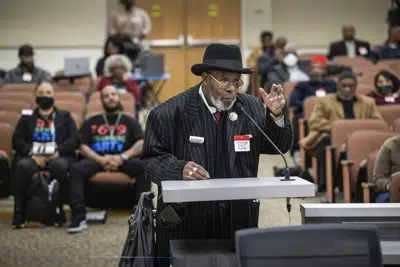 ARCHIVO - El obispo Henry C. Williams, de Oakland, testifica durante la reunión del Grupo de Trabajo de Reparaciones en Sacramento, California, el miércoles 29 de marzo de 2023. Williams dijo que espera construir un Wall Street negro en Oakland con todos los negocios propiedad de negros. El primer grupo de trabajo de reparaciones en la nación de California firmará el sábado 5 de mayo de 2023 recomendaciones clave sobre cómo el estado debe disculparse y expiar décadas de políticas discriminatorias contra los descendientes de la esclavitud en los Estados Unidos. (Héctor Amezcua/The Sacramento Bee vía AP, Archivo)