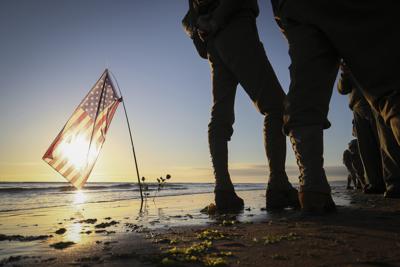 Aficionados a la recreación histórica de la II Guerra Mundial en la Playa Omaha de Saint-Laurent-sur-Mer, Normandía, el domingo 6 de junio de 2021, el día del 77mo aniversario del Desembarco de Normandía. (AP Foto/David Vincent)