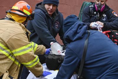 Personal de emergencia trabaja en una víctima de un incendio en la calle East 181 Street, el domingo 9 de enero de 2022, en el distrito del Bronx de Nueva York. (Foto AP/Lloyd Mitchell)