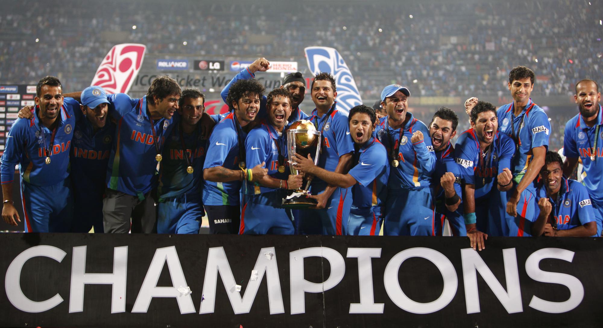 FILE- Jogadores de críquete indianos comemoram sua vitória com o troféu na partida final da Copa do Mundo de Críquete contra o Sri Lanka em Mumbai, Índia 2 de abril de 2011. A Índia venceu a Copa pela segunda vez, depois de quase três décadas. (Foto AP/Aijaz Rahi, Arquivo)