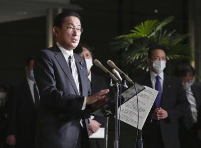 El primer ministro de Japón, Fumio Kishida, habla con reporteros en su residencia oficial, en Tokio, el 6 de enero de 2022. (Kyodo News via AP)