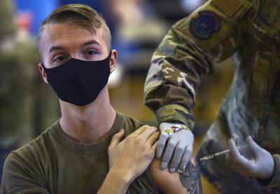 ARCHIVO - En esta foto del 9 de febrero del 2021 proveída por el Departamento de Defensa de Estados Unidos, un soldado se vacuna en la Base Conjunta de Pearl Harbor-Hickam. (Sargento de la fuerza aérea Anthony Nelson Jr./Departmento de Defensa vía AP)