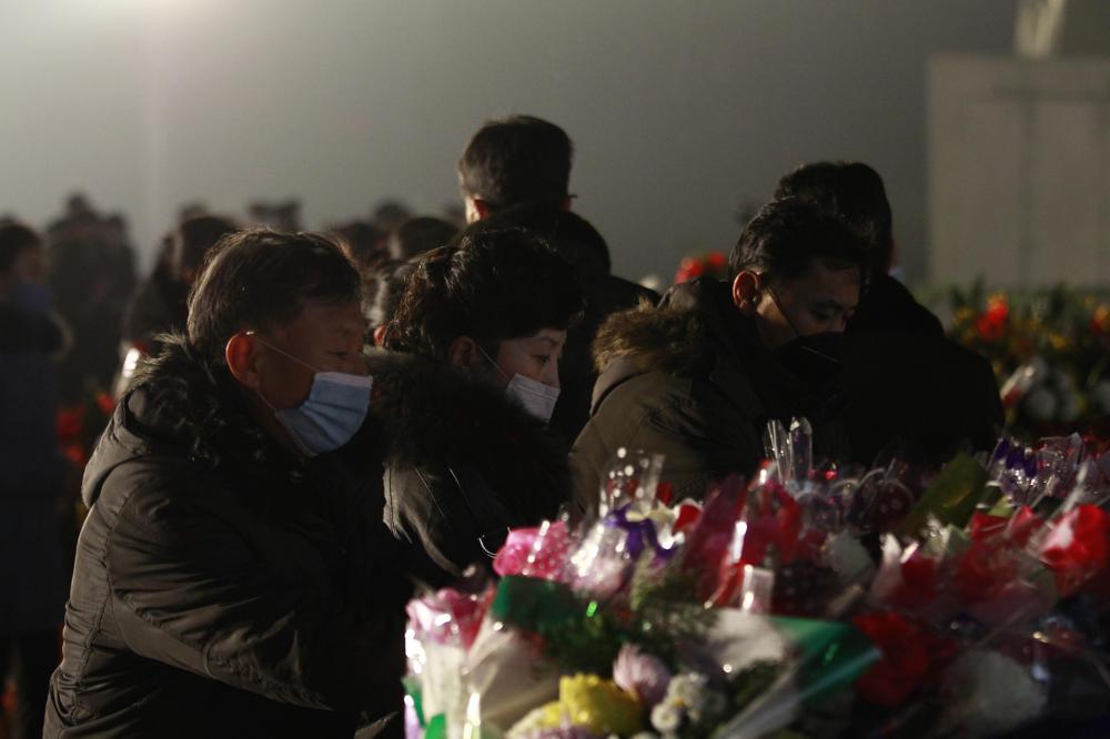 Warga meletakkan karangan bunga di patung perunggu mendiang pemimpin mereka Kim Il Sung dan Kim Jong Il di Bukit Mansu di Pyongyang, Korea Utara Kamis, 16 Desember 2021, dalam rangka peringatan 10 tahun kematian Kim Jong Il. (Foto AP/Jon Chol Jin)