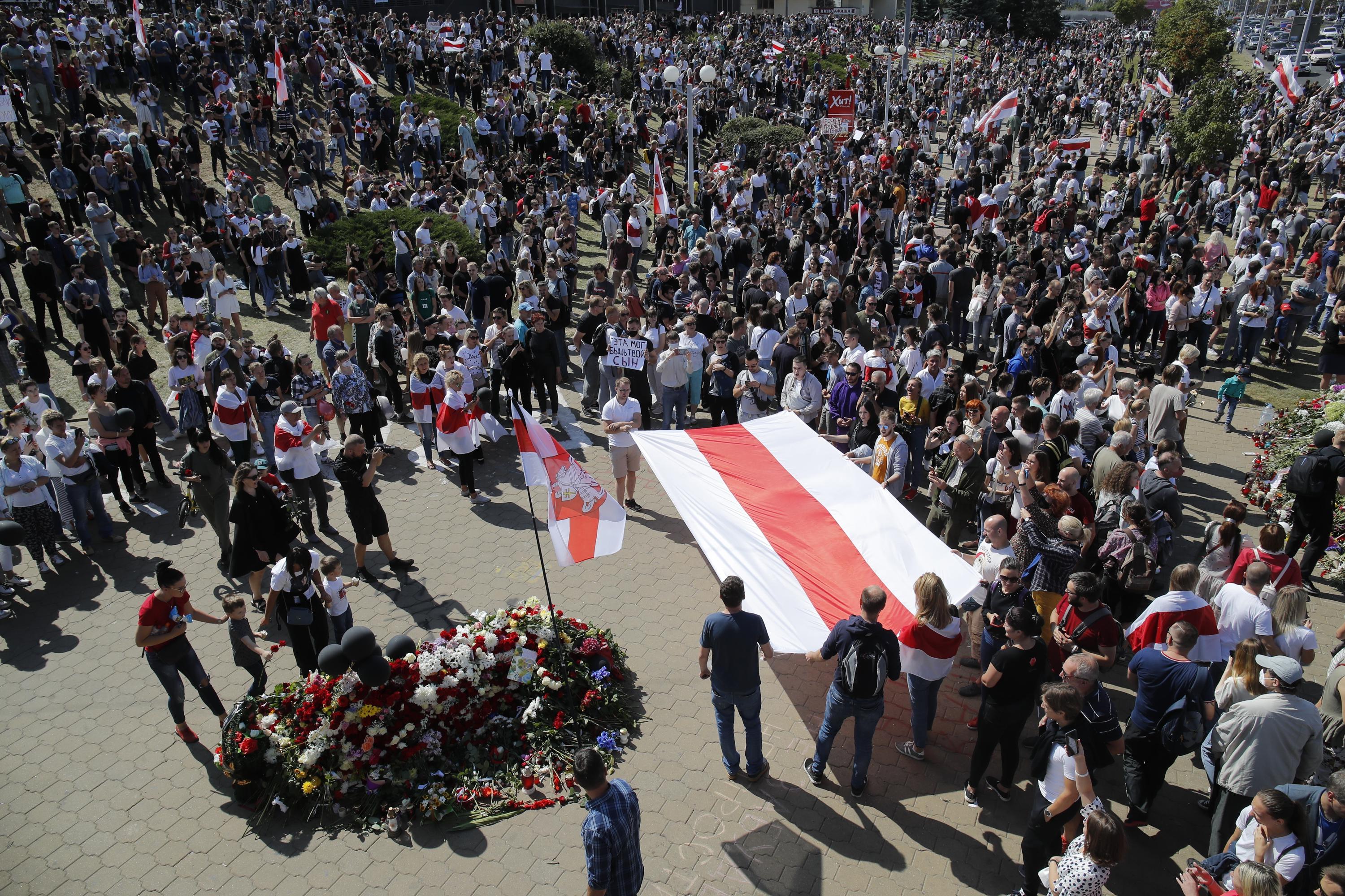 Protests in Belarus focus on spot where demonstrator died thumbnail