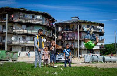 Niños jugando en un barrio de bloques de edificios de la era soviética donde viven gitanos en Kosice, Eslovaquia, el 5 de septiembre del 2021. Lunik IX, el barrio más pobre del país, será visitado por el papa Francisco. (AP Photo/Peter Lazar)