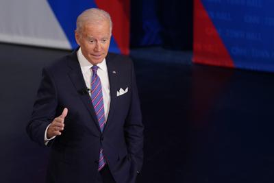 El presidente de Estados Unidos, Joe Biden, interviene en un town hall organizado por la BBC en el teatro Stage Pearlstone de Baltimore, el 21 de ocubre de 2021, AP Foto/Evan Vucci)