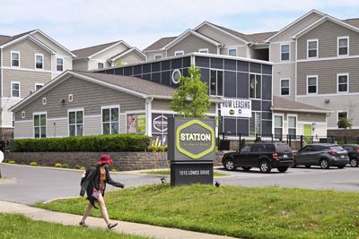 Una persona camina el viernes 29 de abril de 2022 frente a un complejo de apartamentos en el que vivía el ex infante de Marina Willy Joseph Cancel, en Murray, Kentucky. Familiares de Cancel dicen que murió en la guerra en Ucrania. (AP Photo/John Amis)