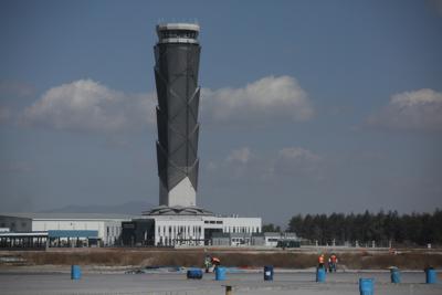 Vista de la torre de control del nuevo Aeropuerto Internacional Felipe Ángeles, en las afueras de la Ciudad de México, el 31 de enero de 2022. (Foto AP/Ginnette Riquelme, Archivo)