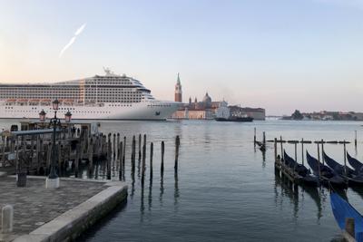 El buque crucero MSC Orchestra avanza por el Canal Giudecca en Venecia, Italia, la mañana del jueves 3 de junio de 2021. El barco cruzó el canal por primera vez desde la pandemia. (JC Viens vía AP)