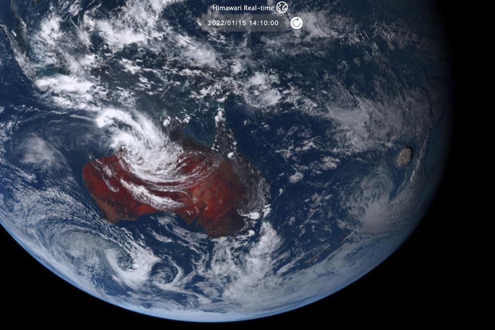 Esta imagen satelital tomada por Himawari-8, un satélite meteorológico japonés operado por la Agencia Meteorológica de Japón y publicada por el Instituto Nacional de Tecnología de la Información y las Comunicaciones (NICT), muestra la erupción de un volcán submarino, a la derecha, en la nación del Pacífico de Tonga el sábado 2 de enero de 2019. 15 de febrero de 2022. (NTIC vía AP)