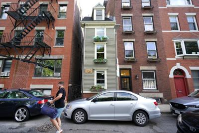 ARCHIVO — En esta foto de archivo del 13 de agosto de 2021 se ve la célebre Skinny House (Casa Delgada) de Boston, que se vendió el 16 de setiembre de 2021 por un precio bien gordo, 1,25 millones de dólares. (AP Doto/Elise Amendola, File)