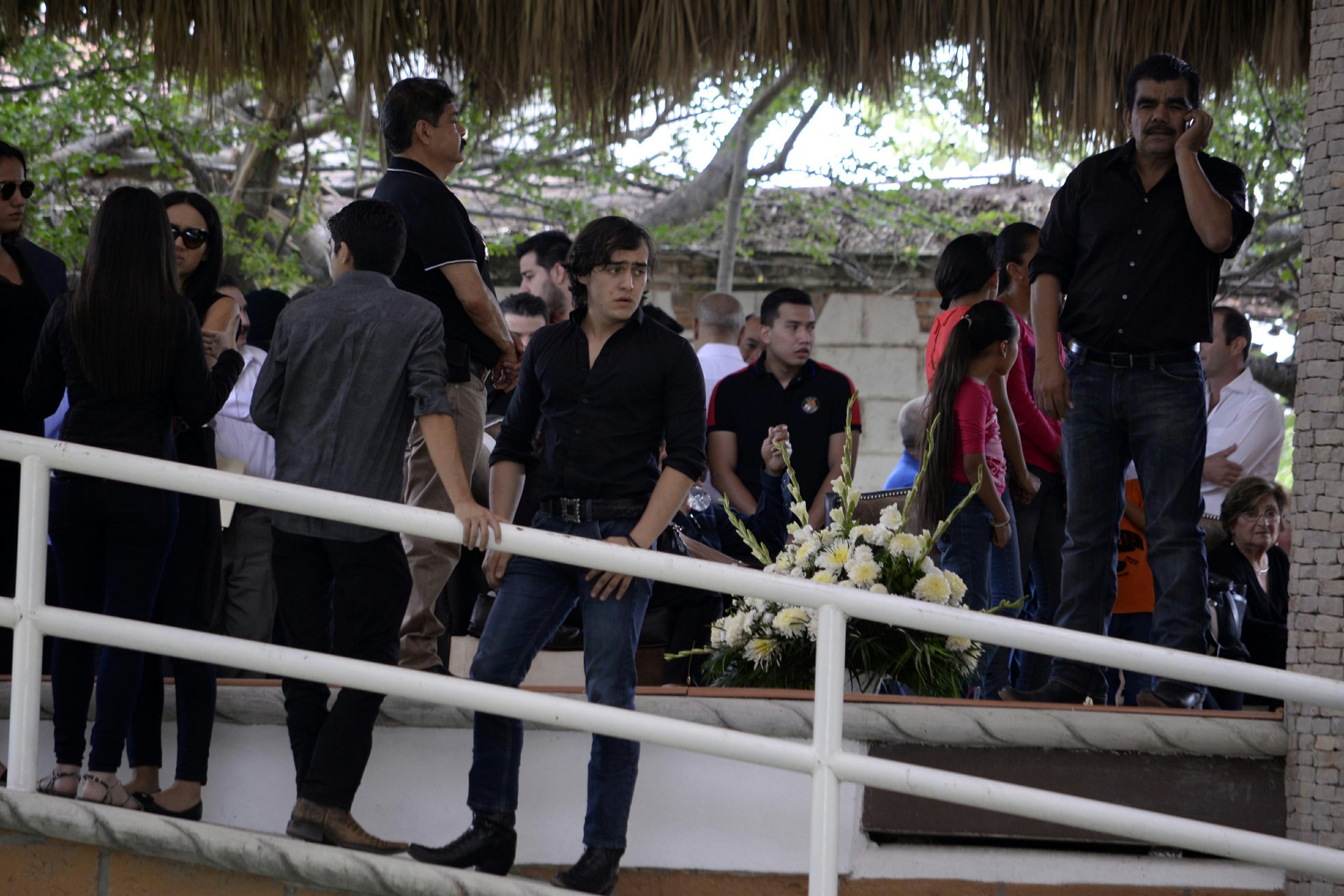 Colegas y amigos lamentan la muerte de Joan Sebastian | AP News