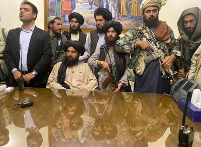Combatientes del Talibán toman el control del palacio presidencia en Kabul, Afganistán, después de que el presidente Ashraf Ghani huyera del país, el domingo 15 de agosto de 2021. (AP Foto/Zabi Karimi)