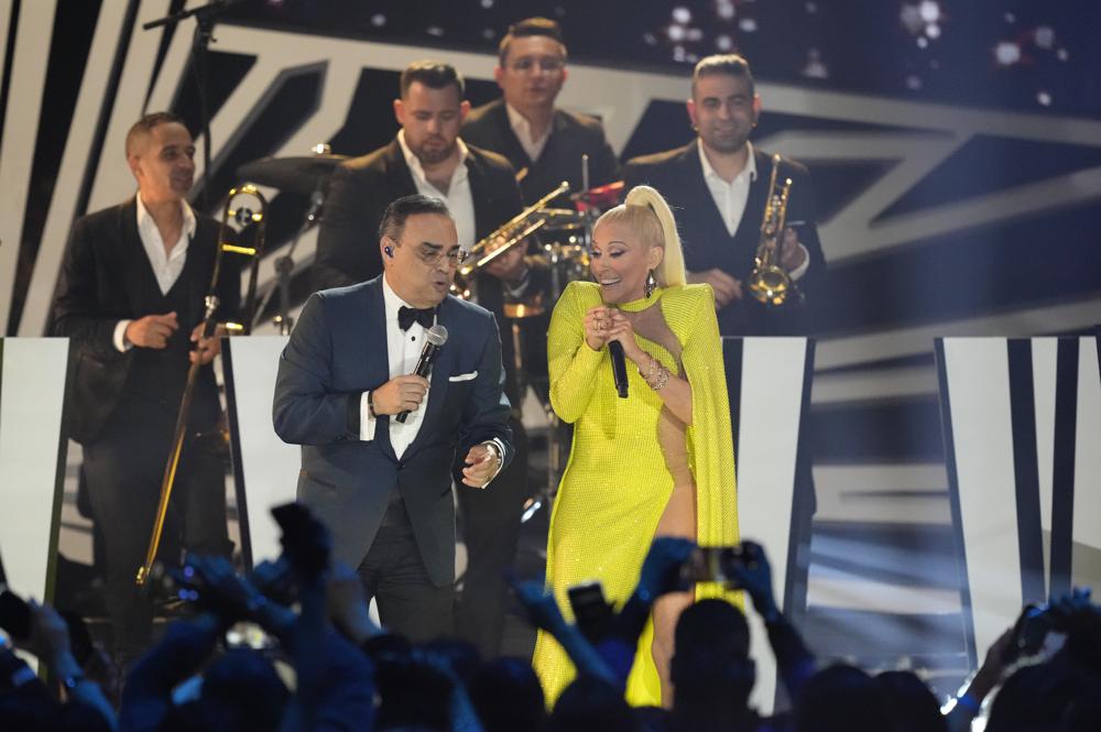 Gilberto Santa Rosa y Yuri cantan en la ceremonia de Premio Lo Nuestro, el jueves 24 de febrero de 2022 en la FTX Arena en Miami. (Foto AP/Rebecca Blackwell)