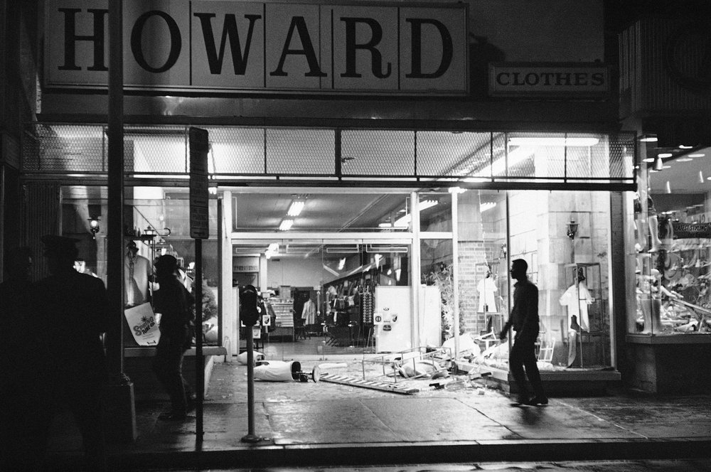 Una tienda de ropa en el noroeste de Washington es saqueada en esta foto del 4 de abril de 1968. (Foto AP / Charles Harrity)