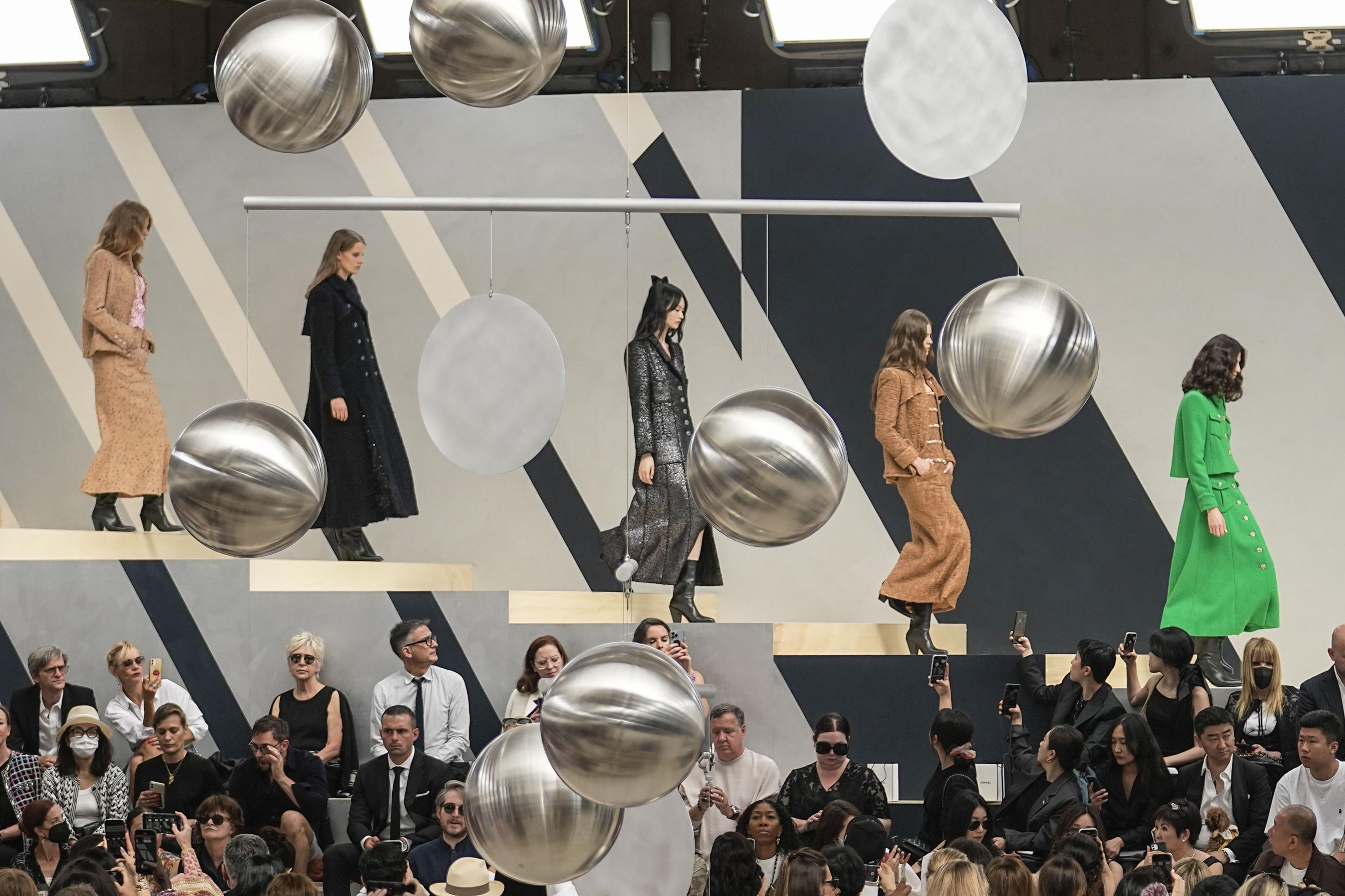 Chanel Fall Winter 2022-2023  Fashion, Bottom clothes, Couture