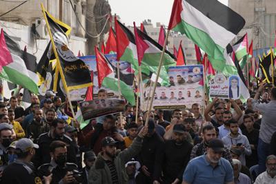 Simpatizantes de Yihad Islámica ondean banderas palestinas durante una marcha para conmemorar el Día de Al-Quds, o Jerusalén, en la Ciudad de Gaza, el 29 de abril de 2022. (AP Foto/Adel Hana)