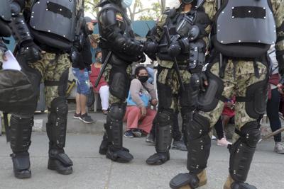 Familiares de reclusos esperan noticias afuera de la penitenciaría del Litoral en Guayaquil, Ecuador, el jueves 30 de septiembre de 2021. (AP Foto/José Sánchez)