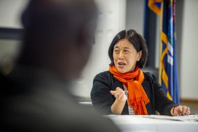 La representante comercial de Estados Unidos, Katherine Tai, habla en una mesa redonda sobre su primer viaje interno fuera de Washington, D.C, el lunes 21 de junio de 2021, en Flint, Michigan. (Jake May/The Flint Journal vía AP)