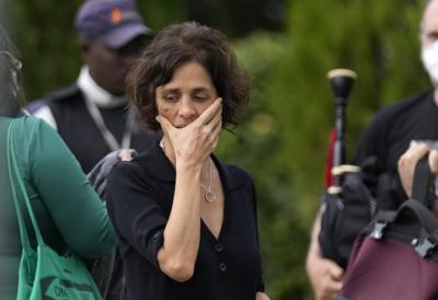 Alessandra Sampaio en el funeral de su esposo, el periodista británico Dom Phillips, en el cementerio Parque da Colina en  Niteroi, Brasil, el 26 de junio del 2022.  (Foto AP/Silvia Izquierdo)