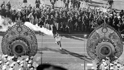 El corredor japonés transporta la antorchah olímpica durante la ceremonia inaugural de los Juegos Olímpicos de 1964 el 10 de octubre de 1964 en Tokio. (AP Photo, File)