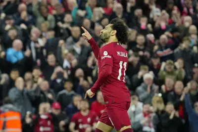 Mohamed Salah del Liverpool celebra después de anotar el primer gol de su equipo durante el partido de fútbol de la Premier League inglesa entre Liverpool y Fulham, en el Anfield Stadium, Liverpool, Inglaterra, el miércoles 3 de mayo de 2023. (AP Photo/Jon Super)