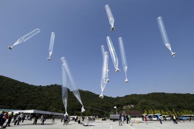 ARCHIVO - Desertores norcoreanos lanzan globos con panfletos de propaganda que critican al mandatario norcoreano Kim Jong Un, en Paju, Corea del Sur, cerca de la frontera con Corea del Norte, el 10 de octubre de 2014. (AP Foto/Ahn Young-joon, archivo)