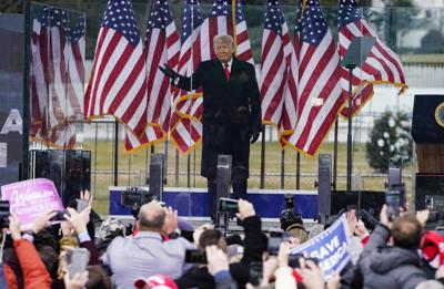 ARCHIVO - En esta foto del 6 de enero de 2021, el presidente Donald Trump llega para hablar en un mitin en Washington. El 18 de febrero de 2022, un juez federal rechazó los esfuerzos del ex presidente para desechar las demandas presentadas por legisladores y dos oficiales de policía del Capitolio, diciendo en su fallo que las palabras del ex presidente "plausiblemente" pueden haber llevado a la insurrección del 6 de enero de 2021. (AP Photo/Jacquelyn Martin, Archivo)