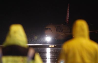 ARCHIVO - Un avión de pasajeros de Air Serbia rueda en la pista después de un vuelo en el aeropuerto Nikola Tesla de Belgrado, Serbia, el 10 de febrero de 2021. AirSerbia volverá a un vuelo al día para Moscú, dijo el presidente serbio, luego de las críticas de que la aerolínea nacional del país está rompiendo una prohibición de toda la Unión Europea sobre los vuelos a Rusia y se beneficia de la guerra en Ucrania. (AP Photo/Darko Vojinovic, Archivo)