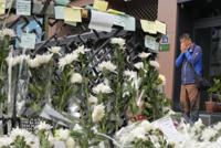 Un hombre llora mientras rinde homenaje a las víctimas de un accidente mortal después de las festividades de Halloween del sábado por la noche en una calle cerca de la escena en Seúl, Corea del Sur, el martes 1 de noviembre de 2022. La policía surcoreana investigó el lunes qué causó una oleada de multitudes que mató a más de 150 personas durante las festividades de Halloween en Seúl en el peor desastre del país en años. (AP Photo/Ahn Young-joon)