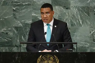 ARCHIVO - El primer ministro de Jamaica Andrew Holness ofrece un discurso durante la 77ma sesión de la Asamblea General de Naciones Unidas, en la sede de la ONU, el 22 de septiembre de 2022. (AP Foto/Jason DeCrow, archivo)