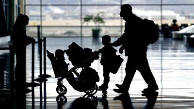 Pasajeros en el Aeropuerto Internacional de Salt Lake City, el viernes 24 de diciembre de 2021, en Utah. (Foto AP/Rick Bowmer)