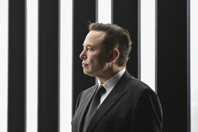 Elon Musk, director general de Tesla, participa en la inauguración de una planta de la compañía en Gruenheide, Alemania, el 22 de marzo del 2022. El Departamento de Defensa de Estados Unidos recibió un pedido de Musk para que se haga cargo del financiamiento de su red de satélite que ha proveído comunicaciones cruciales para las fuerzas armadas ucranianas en la guerra contra Rusia, dijo un funcionario estadounidense el viernes. (Patrick Pleul/Pool vía AP)