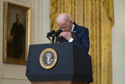 El presidente Joe Biden habla sobre las explosiones en el aeropuerto de Kabul en las que murieron al menos 12 militares estadounidenses, el jueves 26 de agosto de 2021, en la Casa Blanca, en Washington. (AP Foto/Evan Vucci)