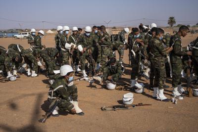 Soldados del Frente Polisario empacan después de un Día Nacional de Unidad en el campo de refugiados Dajla en Argelia, el martes 12 de octubre de 2021. (AP Foto/Bernat Armangue)