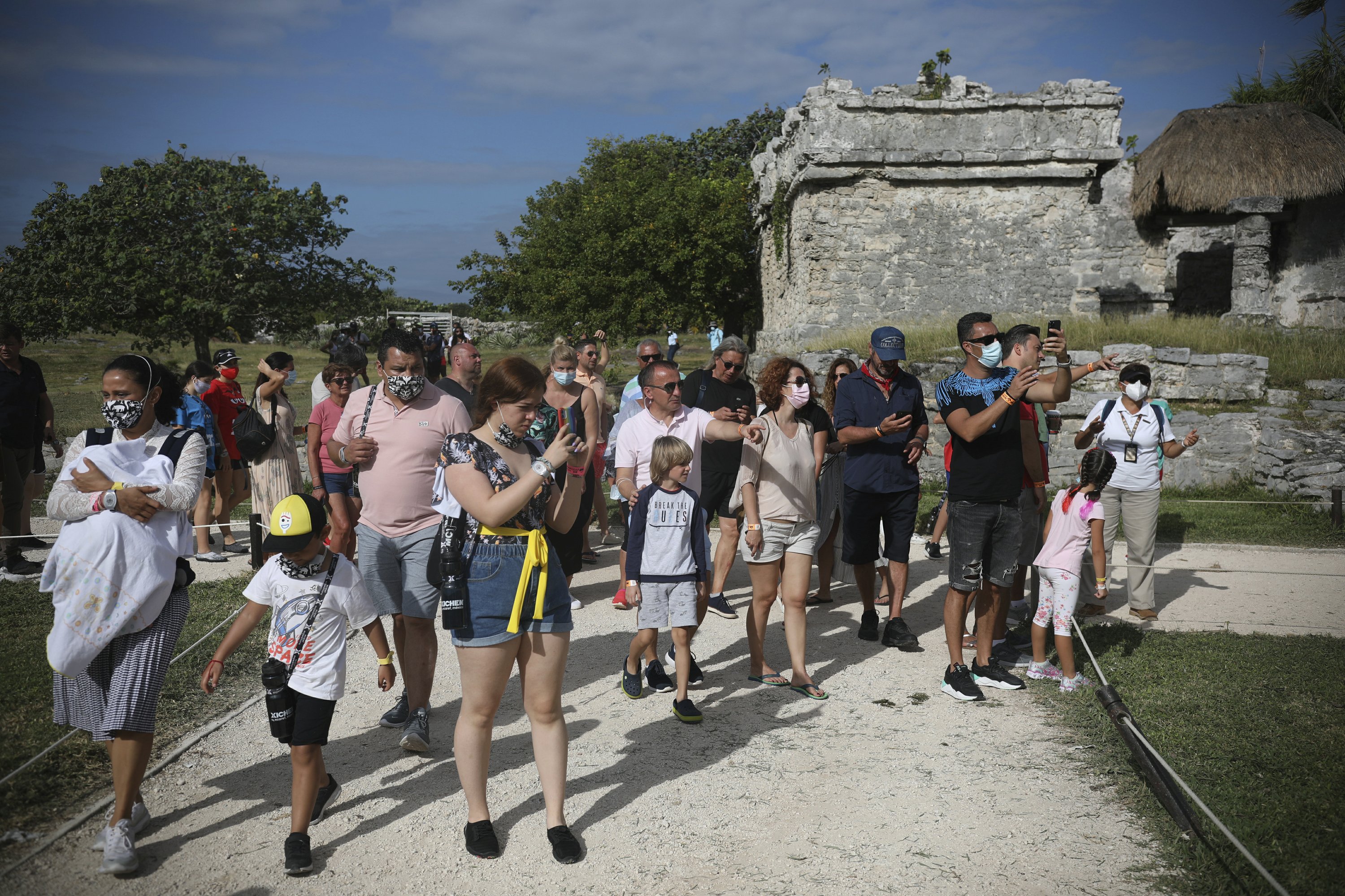 México se queja de turistas sin mascarillas, cierra ruina