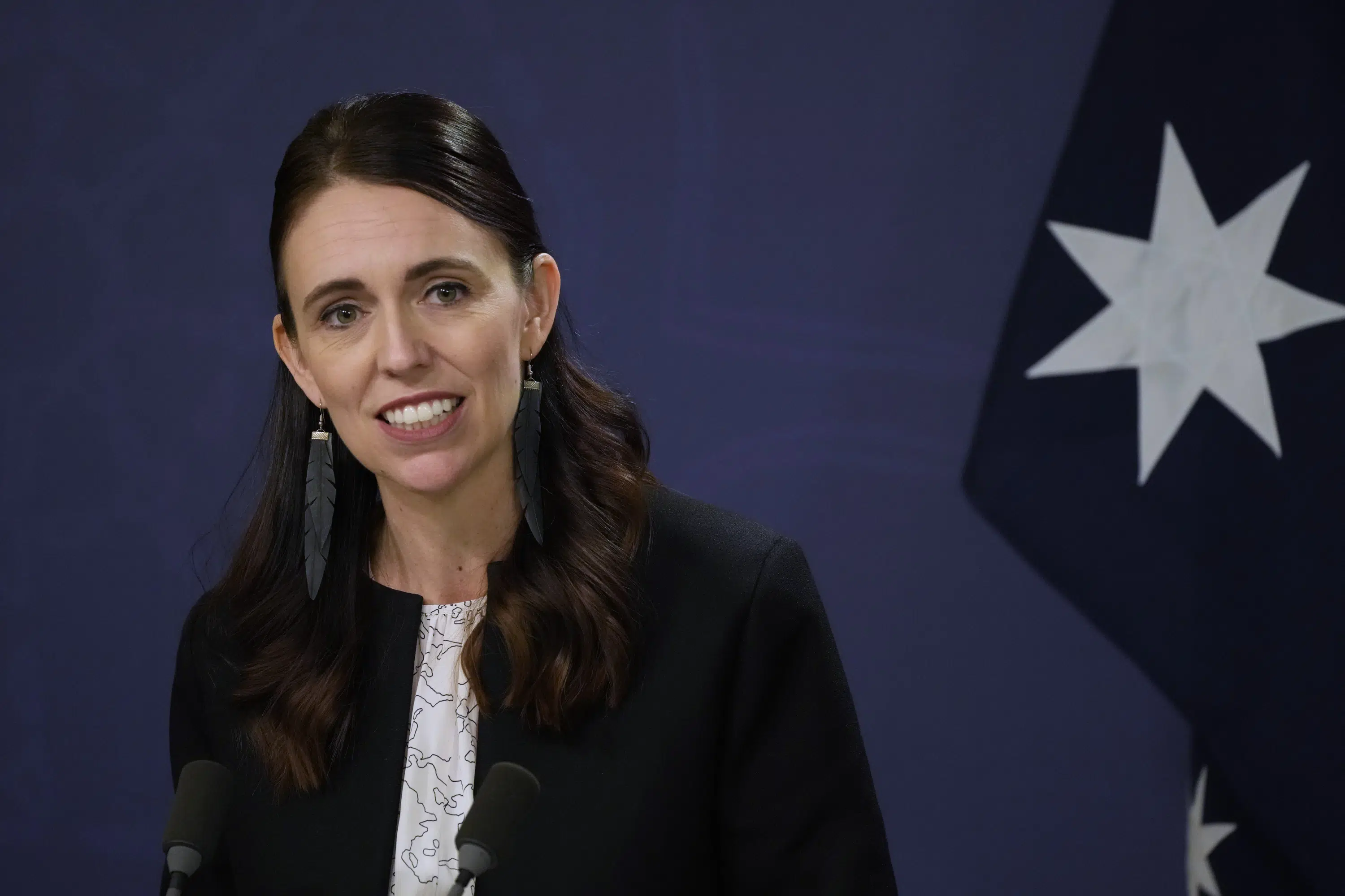 La primera ministra de Nueva Zelanda, Ardern, arrestó a su rival en el micrófono caliente