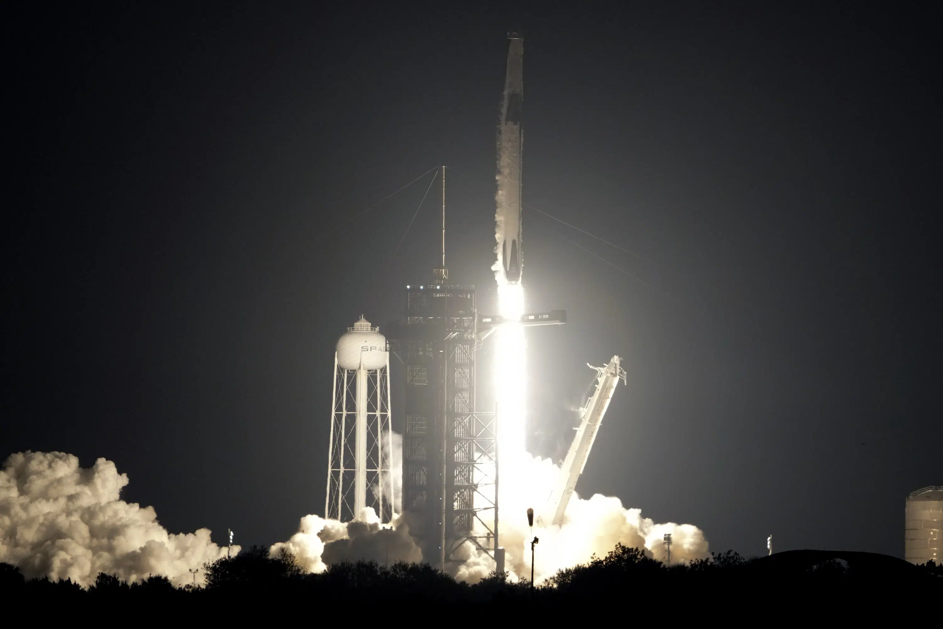 SpaceX vypouští astronauty ze Spojených států, Ruska a Spojených arabských emirátů na vesmírnou stanici