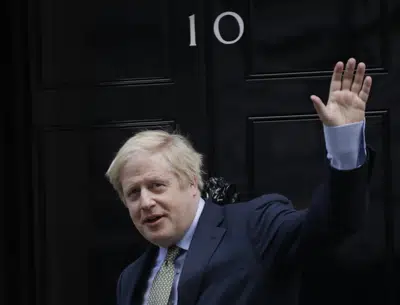ARCHIVO - El primer ministro británico Boris Johnson regresa a la residencia de 10 Downing Street tras una reunión con la reina Isabel II en el Palacio de Buckingham, 13 de diciembre de 2019. Johnson anunció su renuncia como parlamentario el 9 de junio de 2023. (AP Foto/Matt Dunham, File)