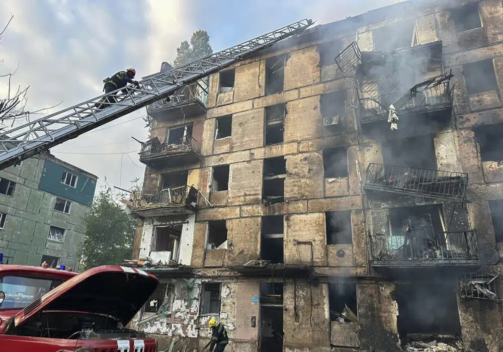En esta imagen distribuida por la administración regional de Dnipró, los equipos de emergencias extinguen un incendio tras un ataque con misiles contra un edificio de apartamentos en Krivói Rog, Ucrania, el 13 de junio de 2023. (Administración regional de Dnipró vía AP)